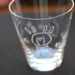 リューターでグラスに彫刻