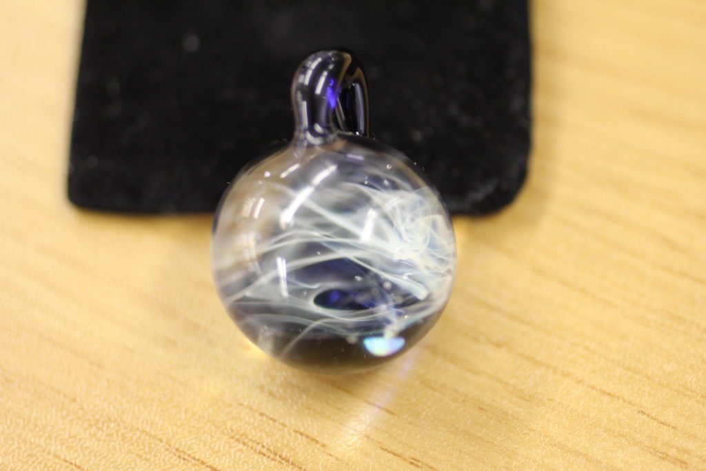 宇宙ガラスのペンダント