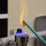 ガラス棒をとろりと溶かして……