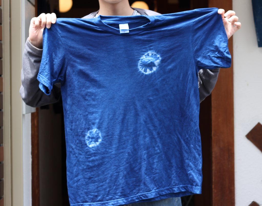 藍染したTシャツ