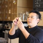 講師による飴細工のレクチャー