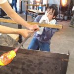 ぷーっとふくらませる吹きガラス