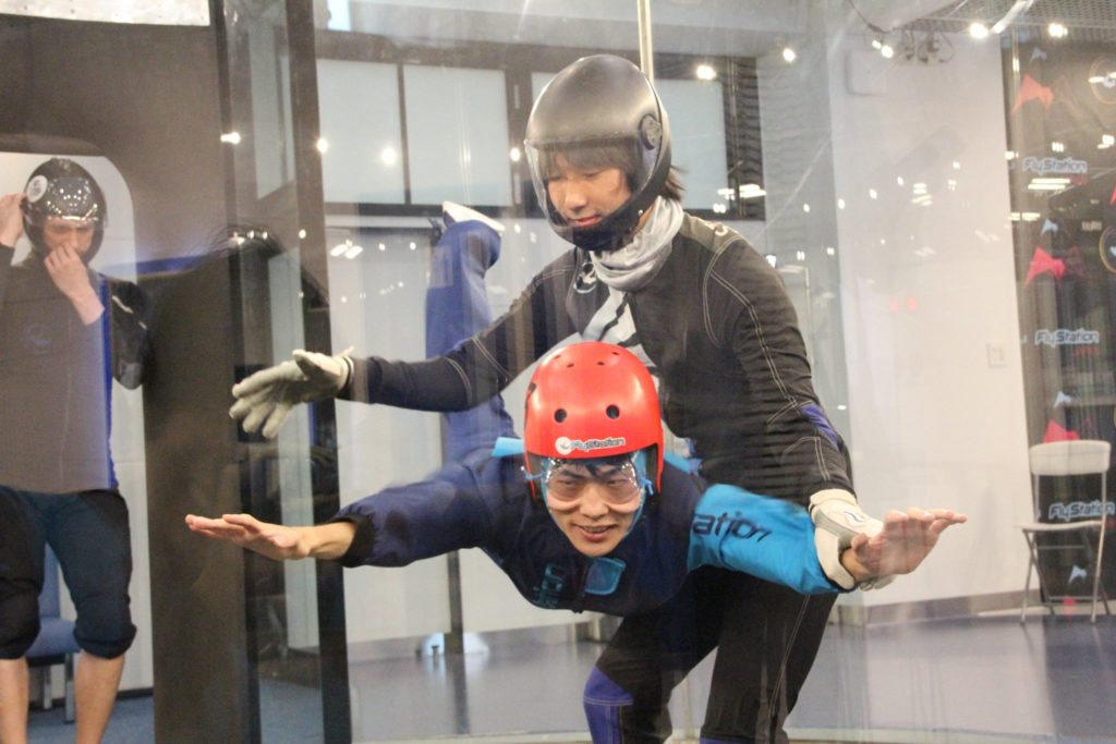 屋内で空を飛んでいる写真！