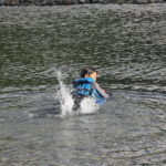 古座川で泳ぐ薫くん