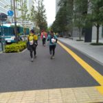 足を引きずりながらも歩く人たち