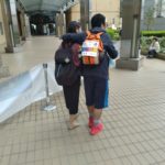 歩けなくなって肩を借りる人