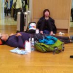 死んだように眠る人