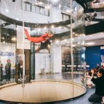 インドアスカイダイビングを外から見る人たち