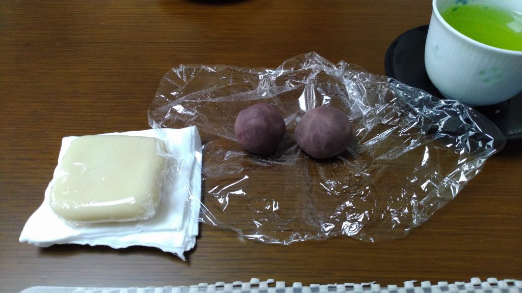 あんこは丸めてラップにくるみます