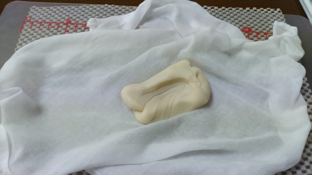 ねりきりを練って伸ばします