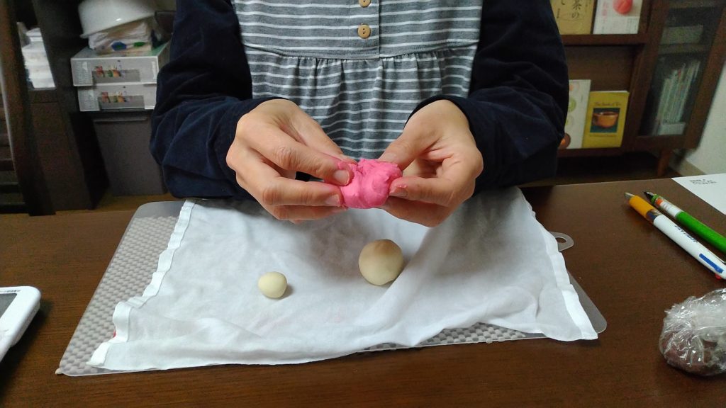 白い練りきりが、ほのかな紅色に！