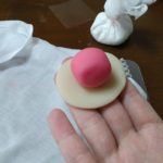 色の付いた練りきりを包んで…