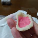 色の付いた練りきりを包んで…