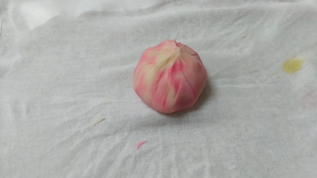 練りきりを包んで、蕾の形に