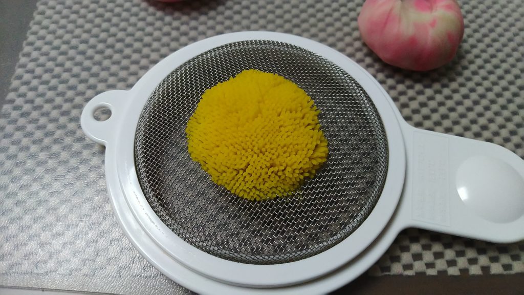 網で裏ごしすると、花のように！