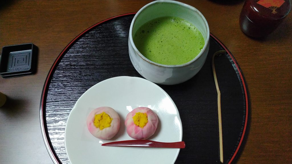 自分で点てたお抹茶と一緒にいただきます