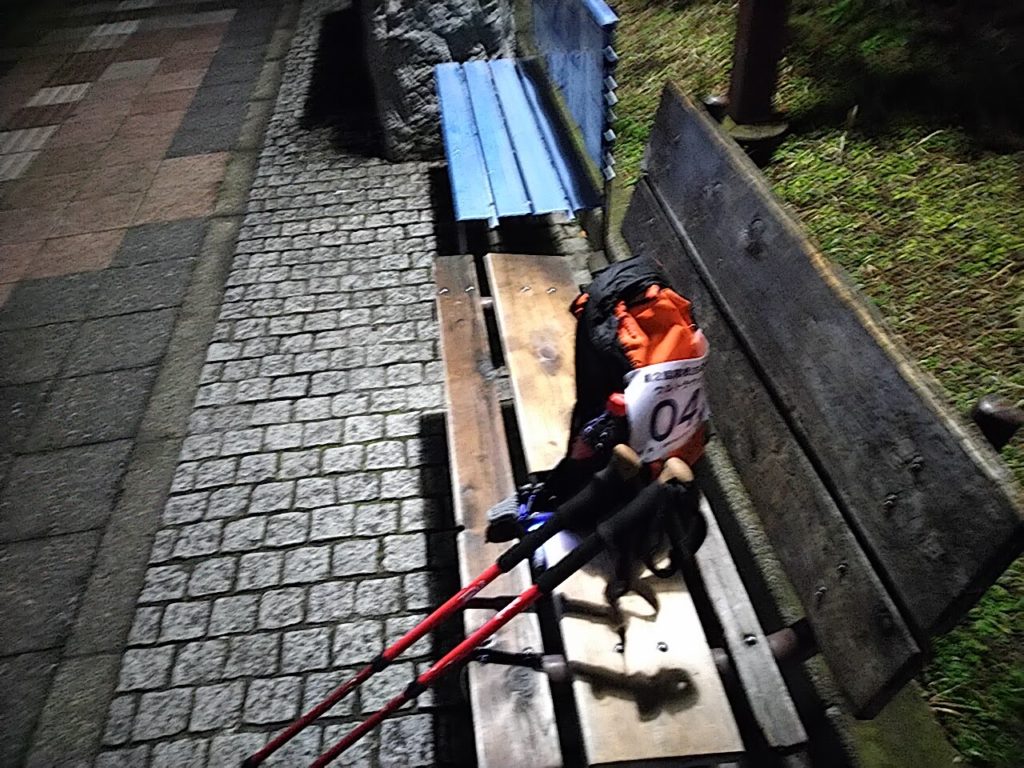 公園のベンチで休憩