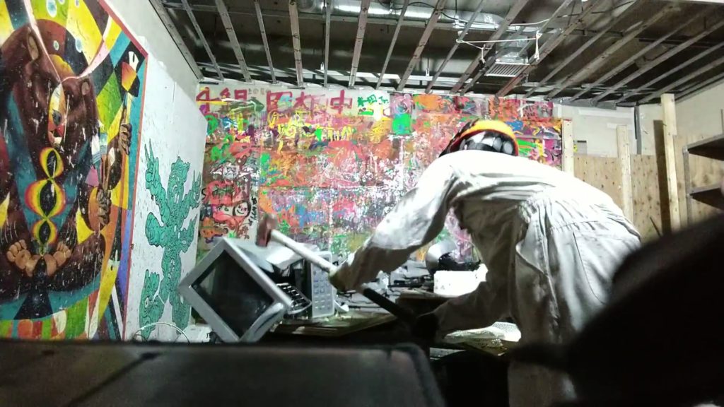 レンジをハンマーで殴打！