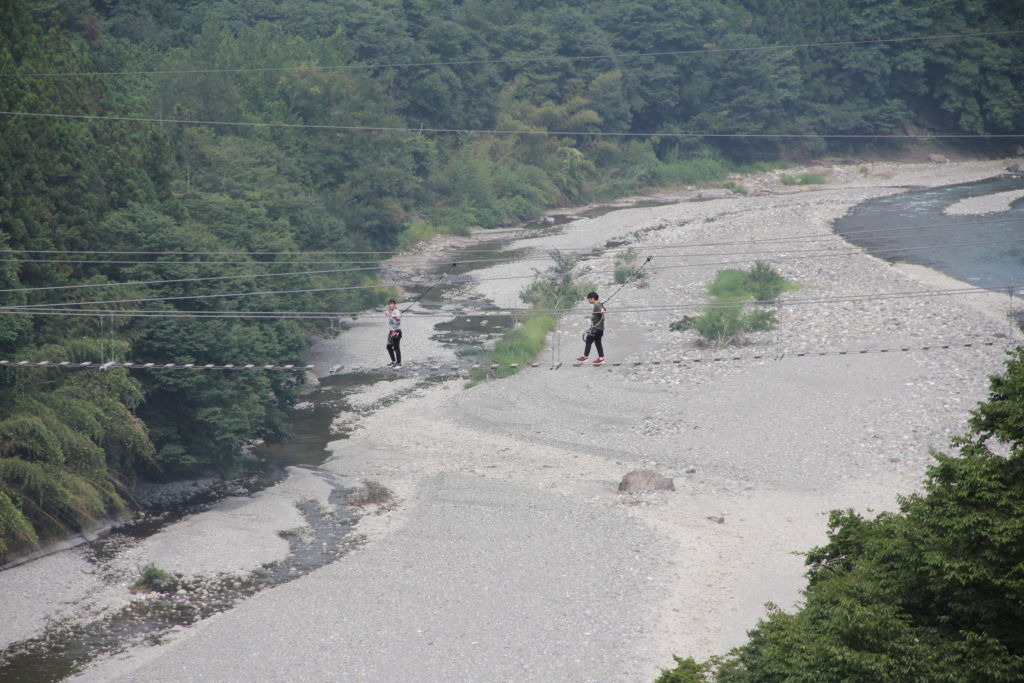 キャニオンウォークを体験する人