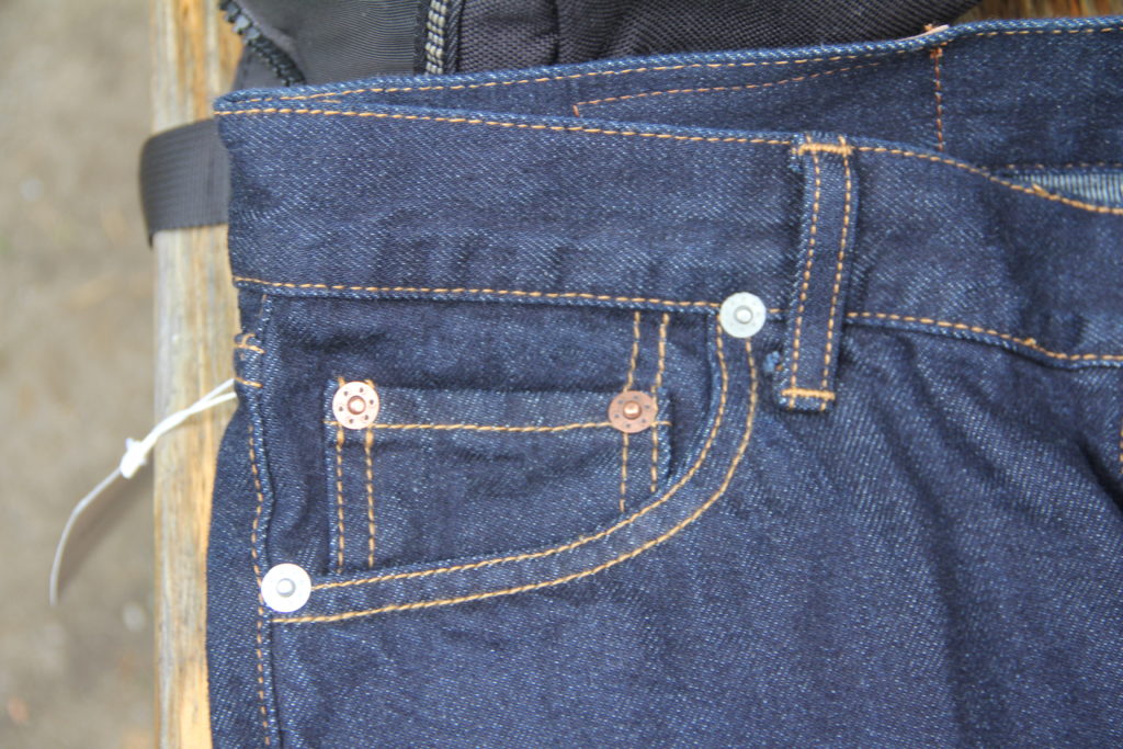 リベットを打ち付けたジーンズ