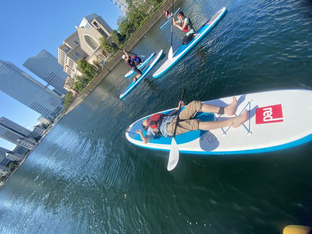 SUPに乗って寝る男