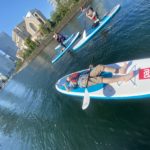 SUPに乗って寝る男