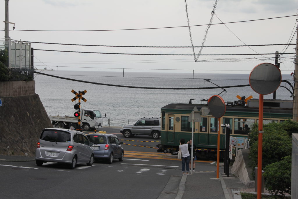 湘南高校前駅から見る踏切